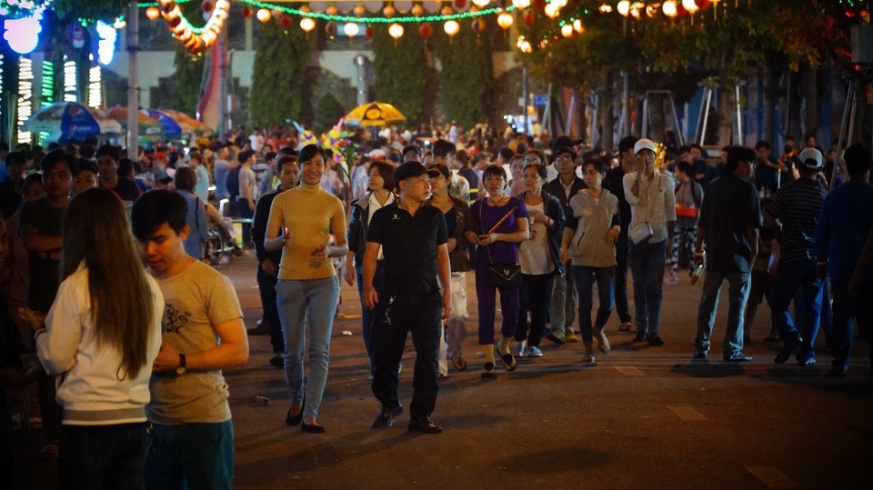 Vác hương "khủng" đi dâng lễ, xin lộc ở chùa Bà Thiên Hậu - 1 Lối chính vào chùa Bà ken đặt người