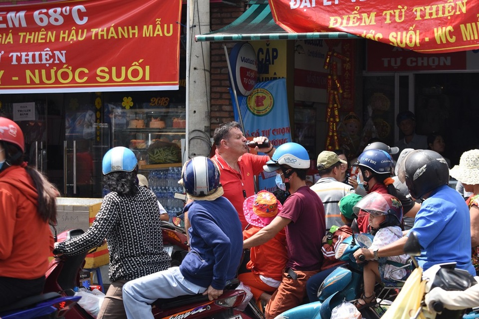 Kỳ lạ một điểm du xuân toàn dịch vụ... miễn phí! - 1
Một du khách nước ngoài tận hưởng một chai sâm lạnh miễn phí
