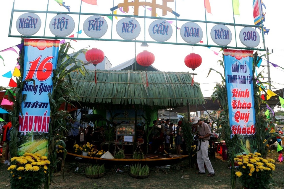 Chiều 2/3, tại cồn bắp Thanh Nam Đông đã khai hội bắp nếp phục vụ du khách trước khi lễ chính thức diễn ra sáng 3/3