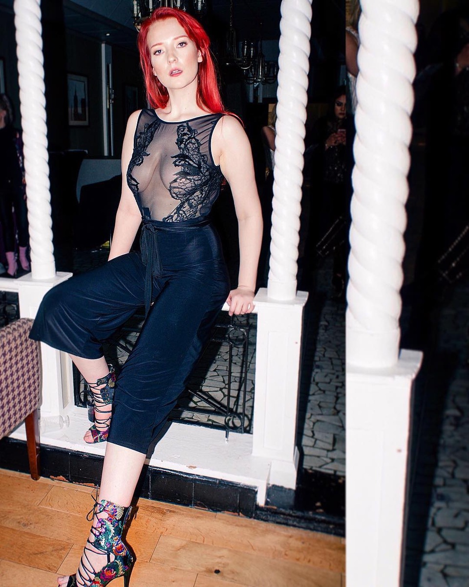 Người mẫu Anh mặc táo bạo bất chấp trời đông - 6
Nhiều người chỉ trích Victoria Clay vì ăn mặc quá thiếu vải