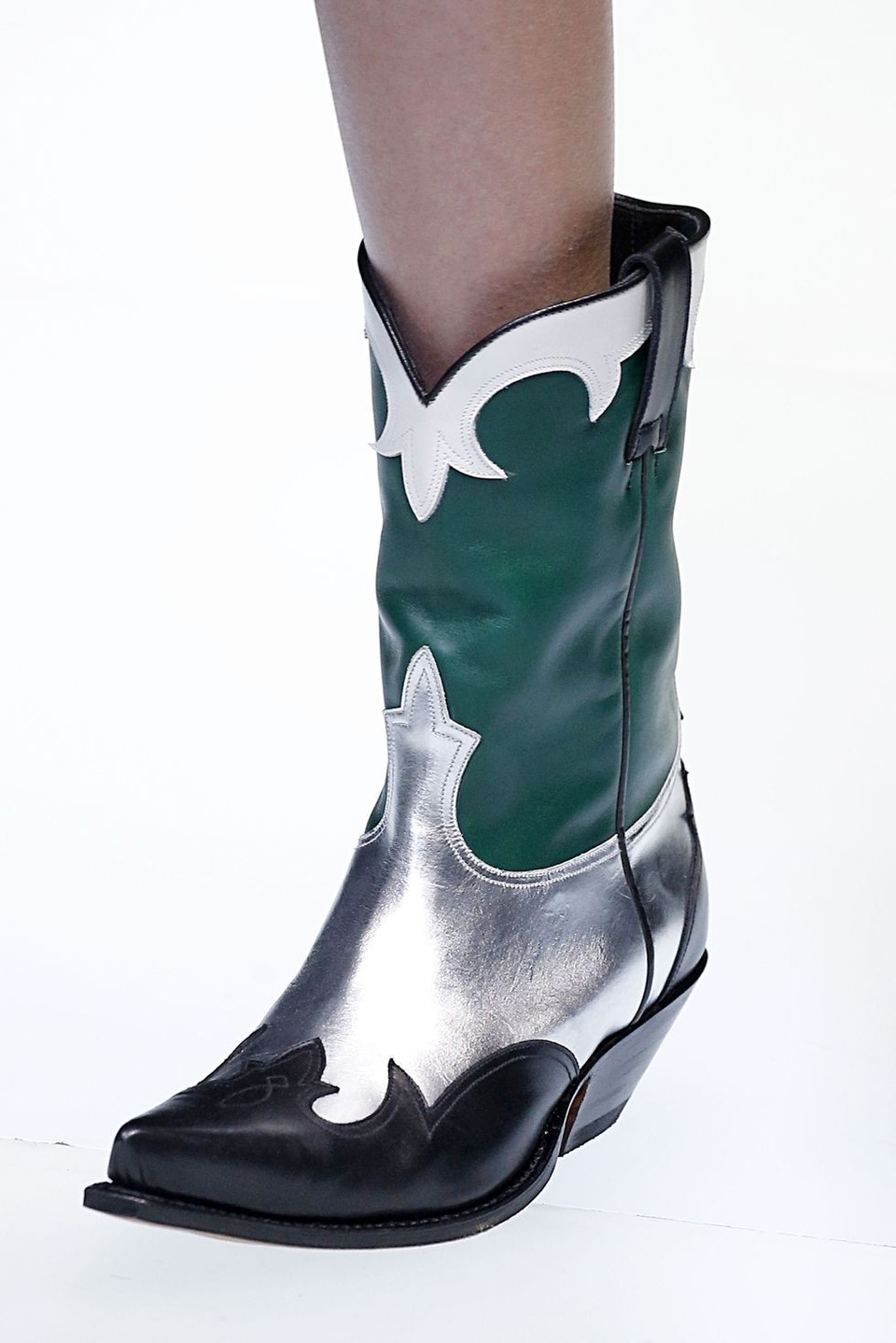 Những mẫu giày dép sành điệu tại tuần lễ thời trang Milan - 9
Emporio Armani