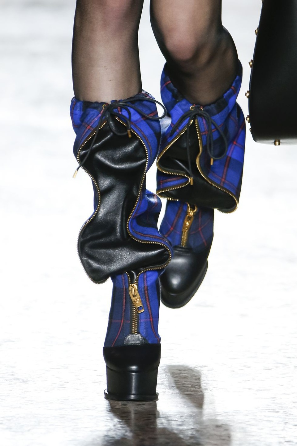 Những mẫu giày dép sành điệu tại tuần lễ thời trang Milan - 3
Versace