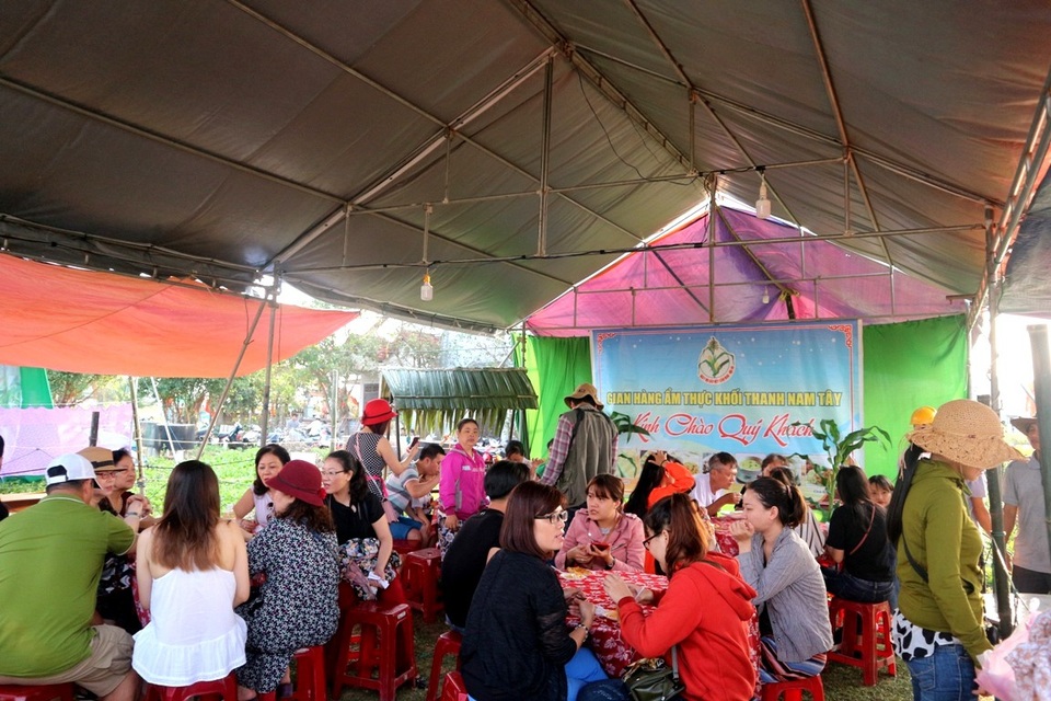 Dù chỉ là phần khai hội nhưng rất đông người dân và du khách đã đến đây để tham quan, thưởng thức