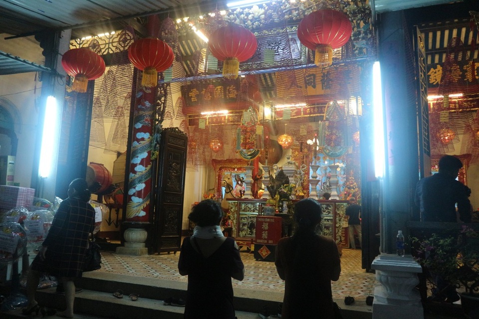 Người dân và du khách hào hứng thả hoa đăng trong đêm Nguyên tiêu - 10 Nhiều người chọn đến các Hội quán hay chùa chiền để cầu nguyện trong đêm rằm đầu tiên của năm Mậu Tuất