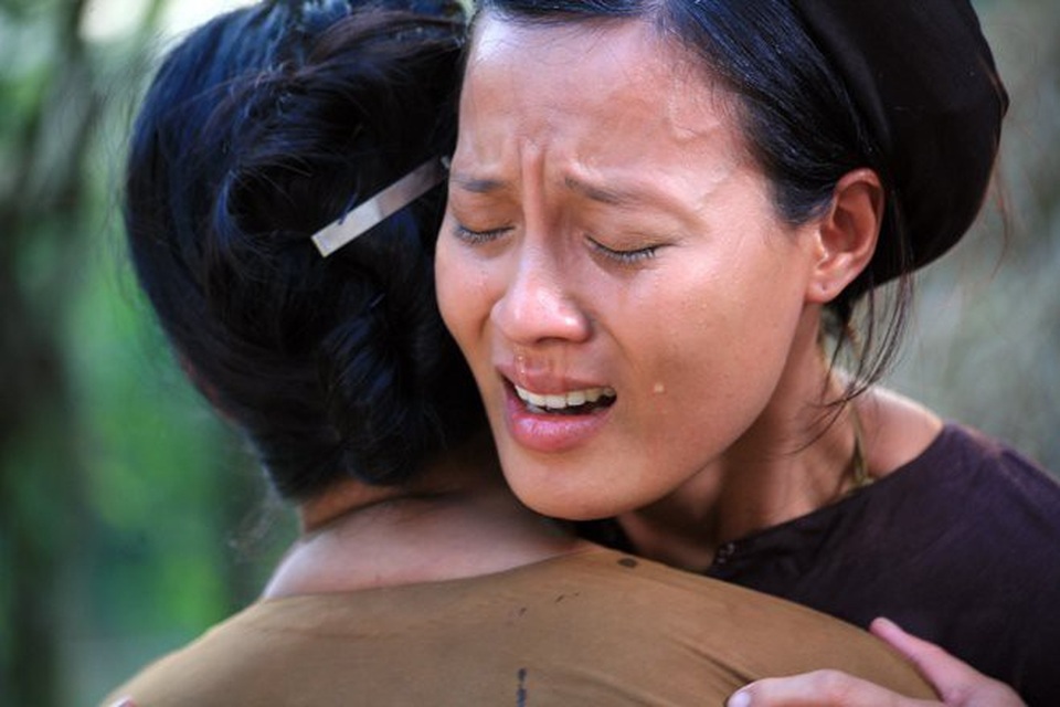“Thương nhớ ở ai” ồn ào với “cảnh nóng” và chuyện hậu trường - 2 Bạn diễn an ủi Ngọc Anh khi bị Trà My tát trả thù sau cảnh quay ngay trên phim trường.