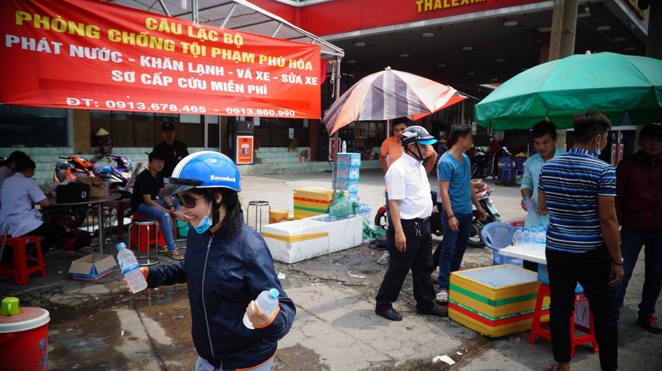 Kỳ lạ một điểm du xuân toàn dịch vụ... miễn phí! - 11 Trạm cấp phát nước miễn phí và cấp cứu lưu động của đội SOS Bình Dương nằm ngoài đại lộ Bình Dương