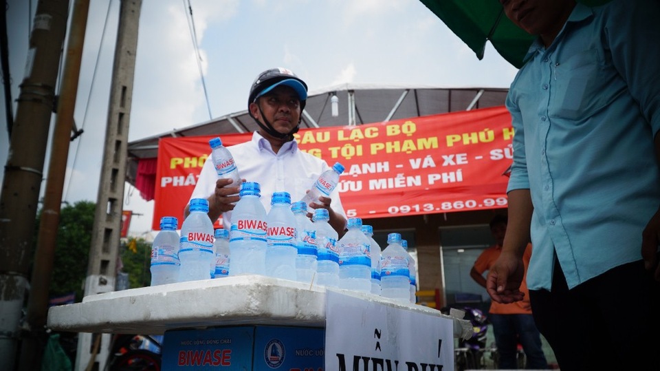 Kỳ lạ một điểm du xuân toàn dịch vụ... miễn phí! - 13
Anh Nguyễn Hữu Khánh, Đội trưởng Đội SOS Bình Dương cho biết hôm nay đã phát gần 4.000 chai nước cho du khách