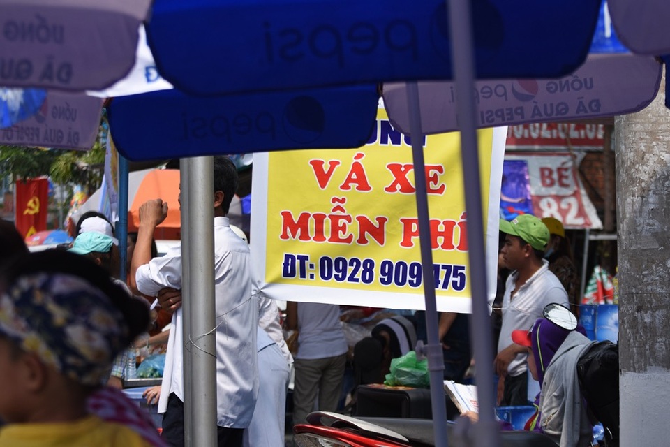 Kỳ lạ một điểm du xuân toàn dịch vụ... miễn phí! - 2
Vá xe miễn phí