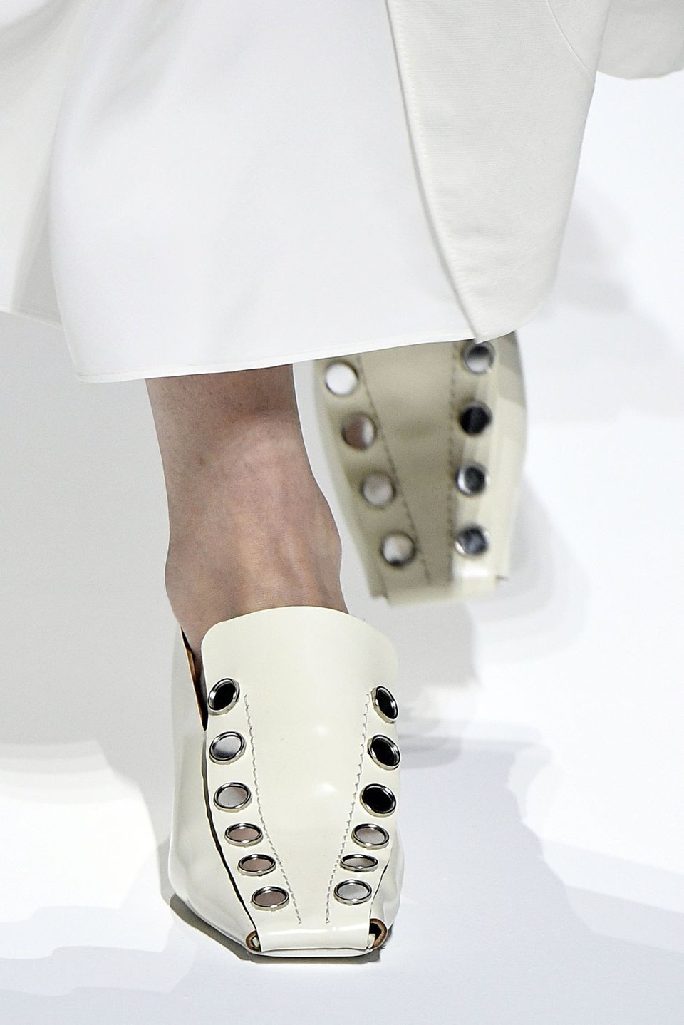 Những mẫu giày dép sành điệu tại tuần lễ thời trang Milan - 10
Jil Sander