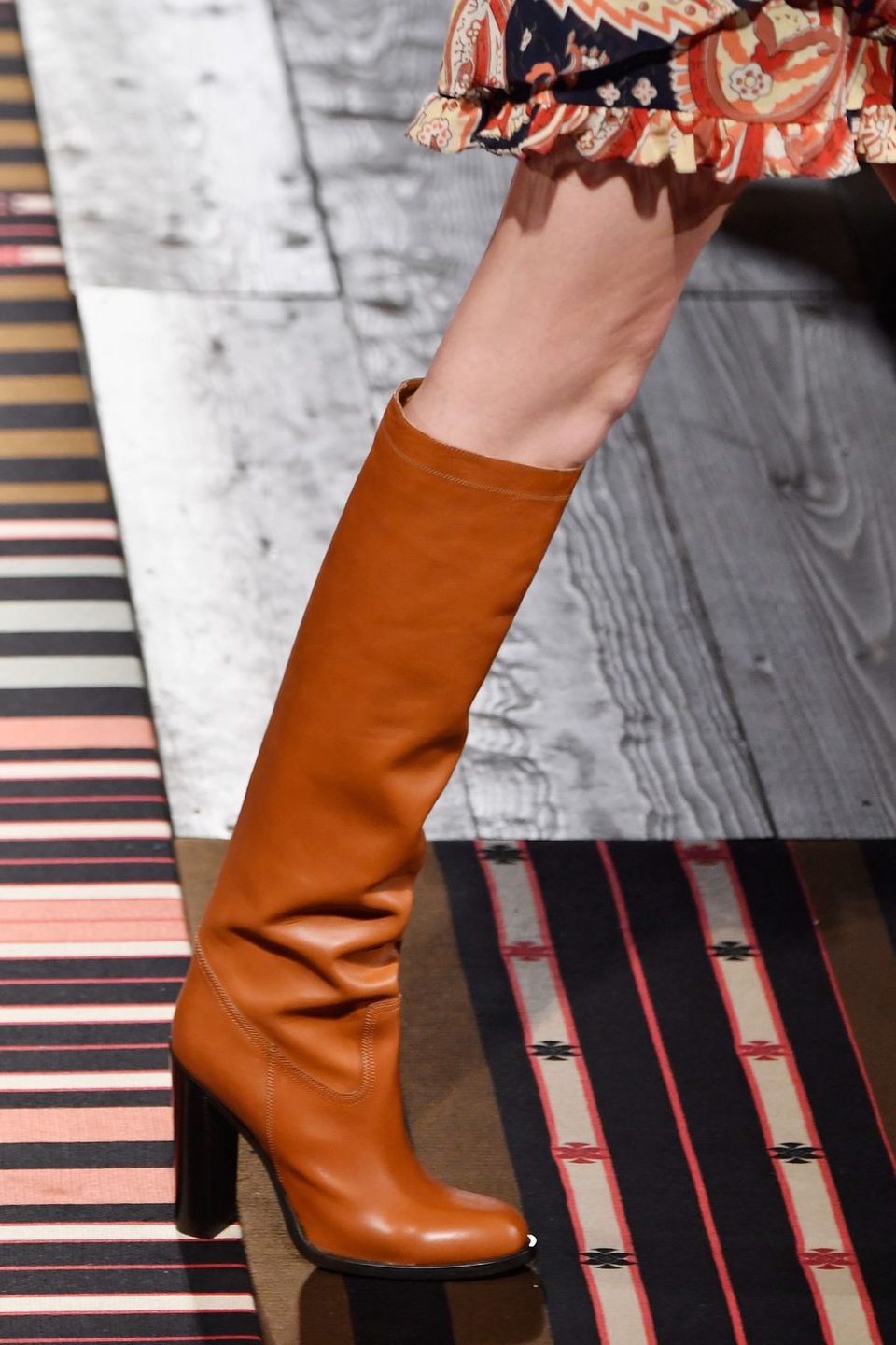 Những mẫu giày dép sành điệu tại tuần lễ thời trang Milan - 12
Etro