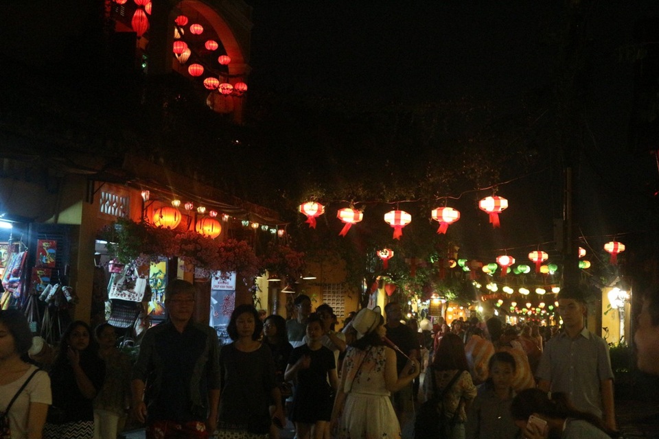 Người dân và du khách hào hứng thả hoa đăng trong đêm Nguyên tiêu - 2 Du khách tấp nập đến Hội An đêm Nguyên tiêu
