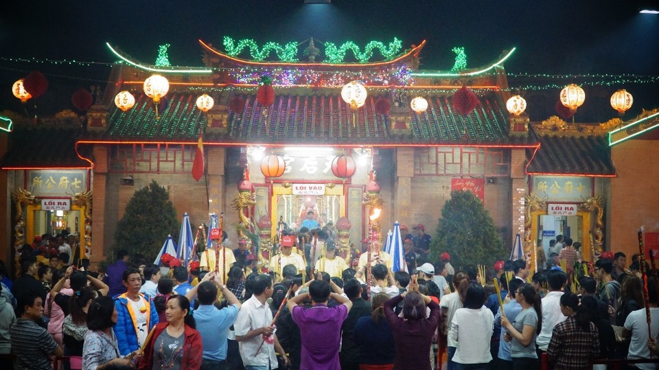 Vác hương "khủng" đi dâng lễ, xin lộc ở chùa Bà Thiên Hậu - 3
Lượng người viếng chùa rất lớn. Ai cũng cầm trên tay ít nhất một nén hương.