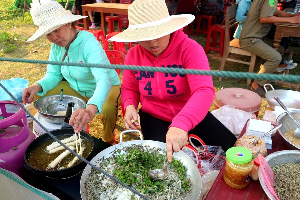 Nhiều món ăn đặc sản của Cẩm Nam được giới thiệu đến du khách