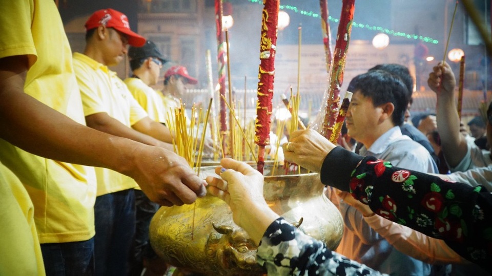 Vác hương "khủng" đi dâng lễ, xin lộc ở chùa Bà Thiên Hậu - 4
Rất nhiều người dâng cây hương lớn. Lực lượng dọn hương phải làm việc luôn tay.