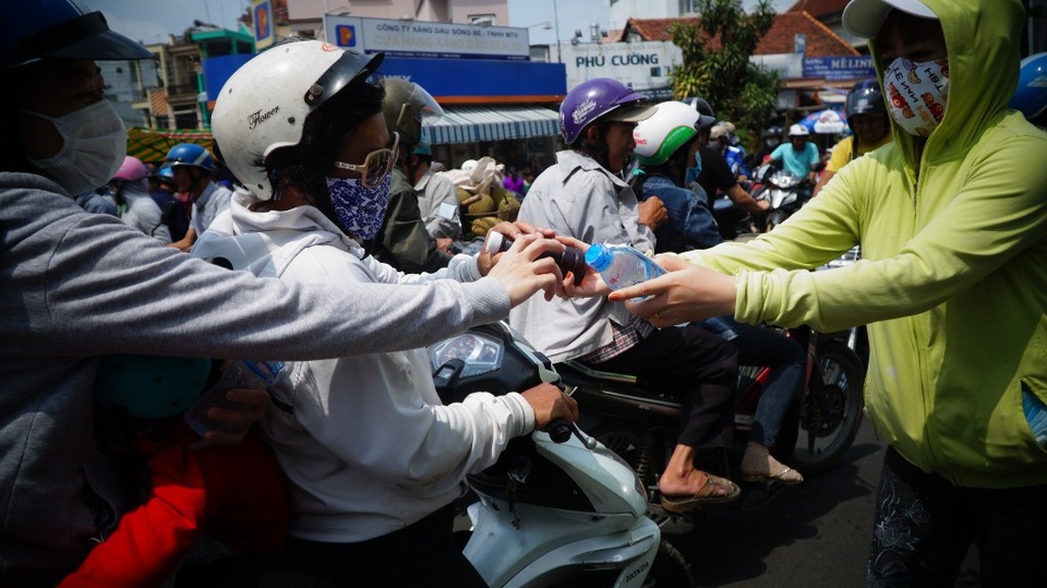 Kỳ lạ một điểm du xuân toàn dịch vụ... miễn phí! - 4
Không quen biết nhau, cứ thấy người đi lễ chùa là giúp đỡ.