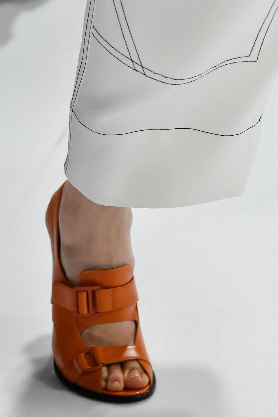 Những mẫu giày dép sành điệu tại tuần lễ thời trang Milan - 14
Sportmax