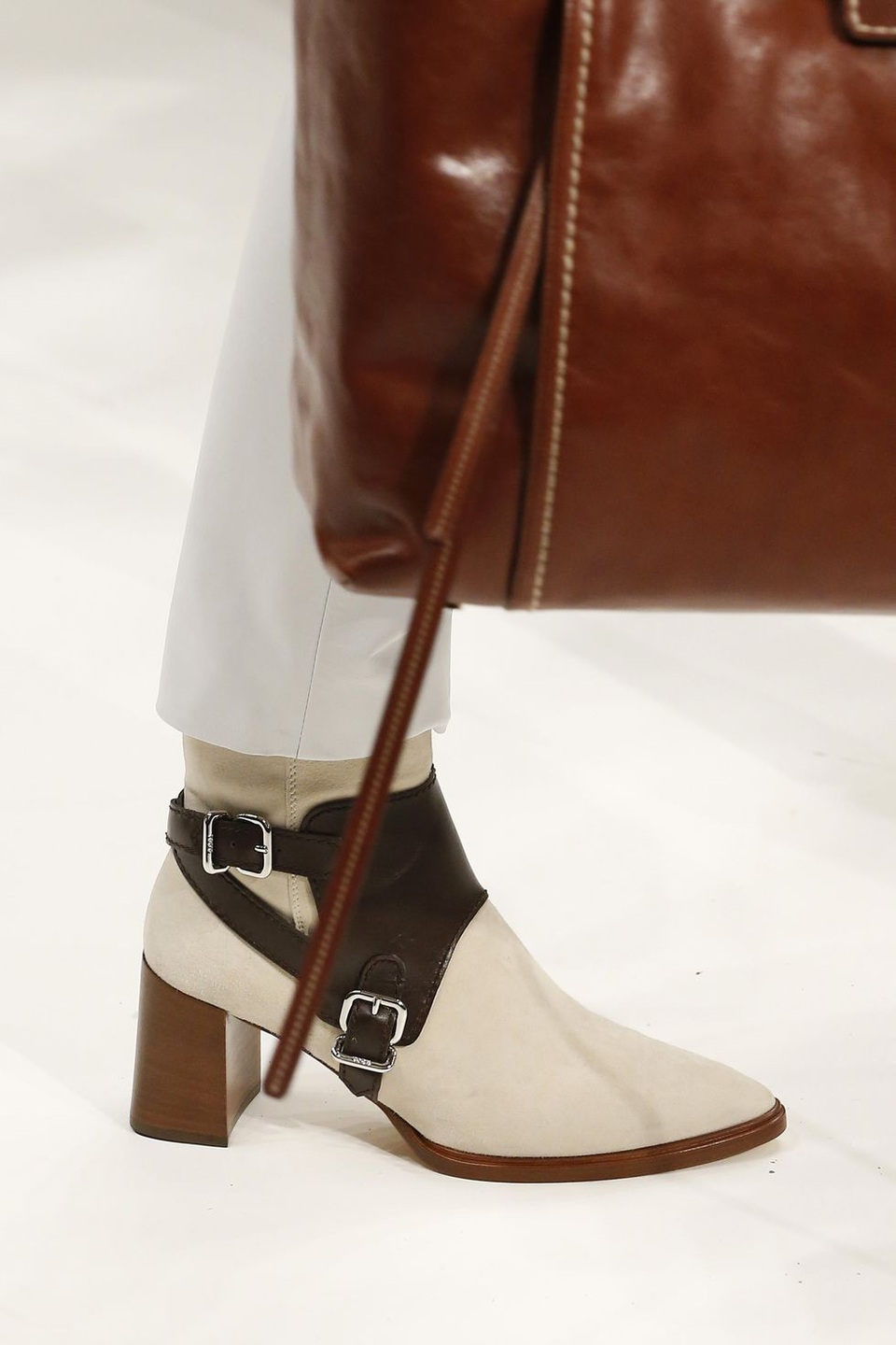 Những mẫu giày dép sành điệu tại tuần lễ thời trang Milan - 2
Tods