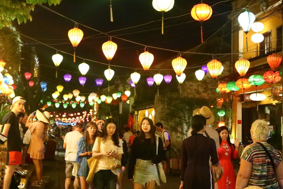 Người dân và du khách hào hứng thả hoa đăng trong đêm Nguyên tiêu - 4 Hội An lung linh trong đêm Nguyên tiêu với ánh đèn lồng rực rỡ