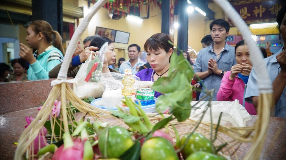 Vác hương "khủng" đi dâng lễ, xin lộc ở chùa Bà Thiên Hậu - 5
Dọn lễ dâng Bà ở Chánh điện