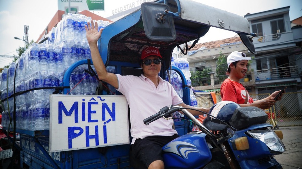 Kỳ lạ một điểm du xuân toàn dịch vụ... miễn phí! - 5 Cả một xe nước miễn phí tiếp tế cho lễ hội
