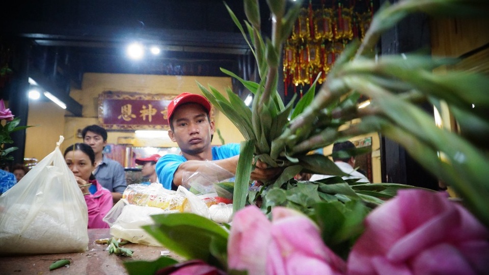 Vác hương "khủng" đi dâng lễ, xin lộc ở chùa Bà Thiên Hậu - 6
Lực lượng hỗ trợ dọn lễ cũng làm việc hết công suất
