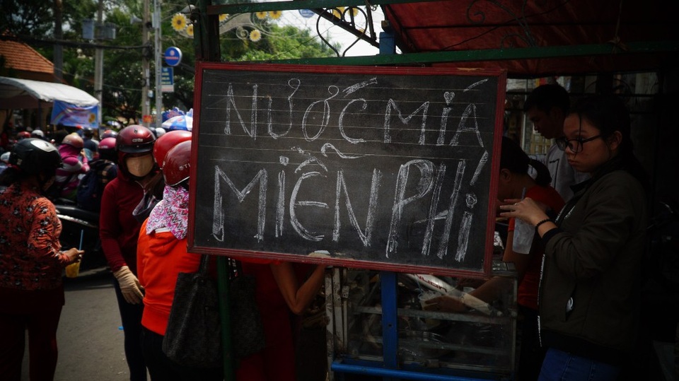 Kỳ lạ một điểm du xuân toàn dịch vụ... miễn phí! - 6
Xe nước mía miễn phí này từ sáng đến trưa đã “ngốn” hết 25 bó mía