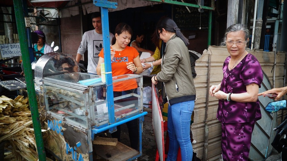 Kỳ lạ một điểm du xuân toàn dịch vụ... miễn phí! - 7
Hết đá, trong lúc chờ người mang đá đến, tình nguyện viên phải cất tấm biển “nước mía miễn phí” để người dân không tập trung lại.