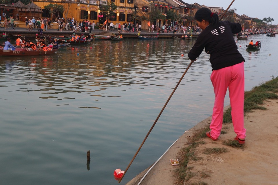 Người dân và du khách hào hứng thả hoa đăng trong đêm Nguyên tiêu - 8 Một người dân Hội An thả hoa đăng cầu mua may bán đắt trong đêm Nguyên tiêu