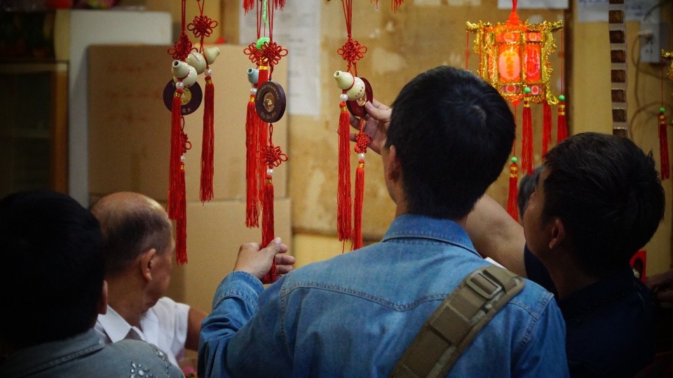 Vác hương "khủng" đi dâng lễ, xin lộc ở chùa Bà Thiên Hậu - 9 Lựa chọn những vật phẩm may mắn