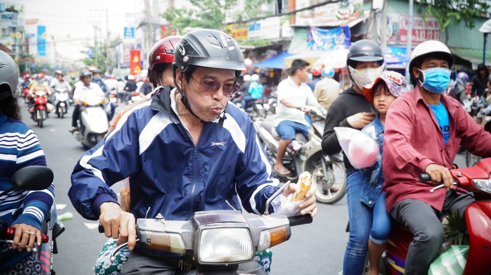Kỳ lạ một điểm du xuân toàn dịch vụ... miễn phí! - 8
Người đàn ông ăn vội ổ bánh mì nghĩa tình trên đường về nhà