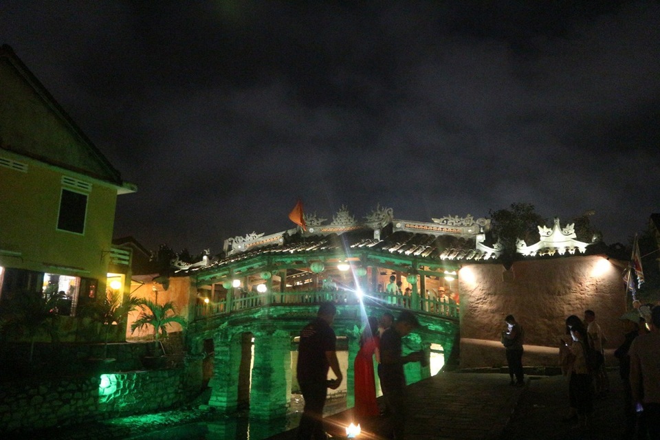 Người dân và du khách hào hứng thả hoa đăng trong đêm Nguyên tiêu - 9 Chùa Cầu bừng sáng lung linh đêm Nguyên tiêu