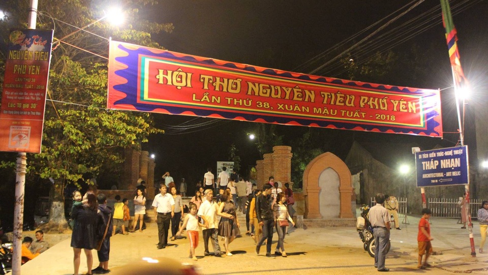 Hàng ngàn người đổ về Núi Nhạn xem hội thơ Nguyên tiêu 2018 - 2 Hàng ngàn người đổ về Núi Nhạn xem hội thơ Nguyên tiêu 2018 - 2
