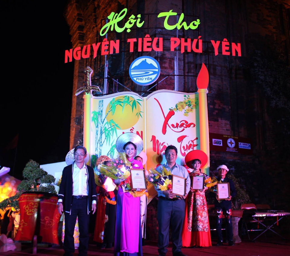 Hàng ngàn người đổ về Núi Nhạn xem hội thơ Nguyên tiêu 2018 - 5 Người đẹp Trần Thị Thục Trinh đã giành giải nhất cuộc thi Người đẹp Nguyên tiêu qua ảnh nghệ thuật lần thứ VIII