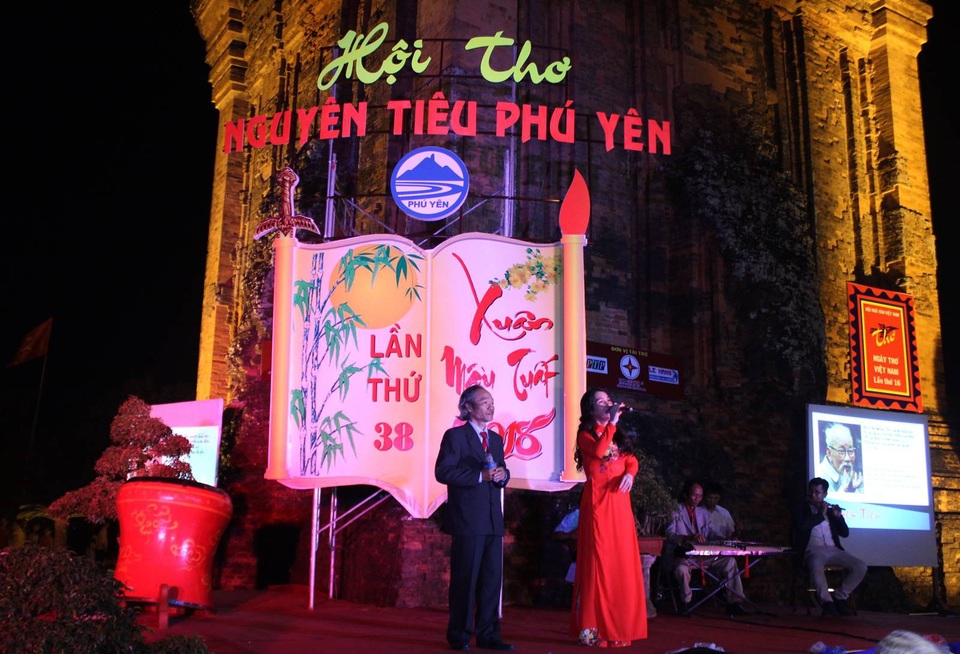 Hàng ngàn người đổ về Núi Nhạn xem hội thơ Nguyên tiêu 2018 - 4 Tại đêm thơ năm nay, các nghệ sĩ, nhà thơ sẽ thể hiện 22 tác phẩm thơ.