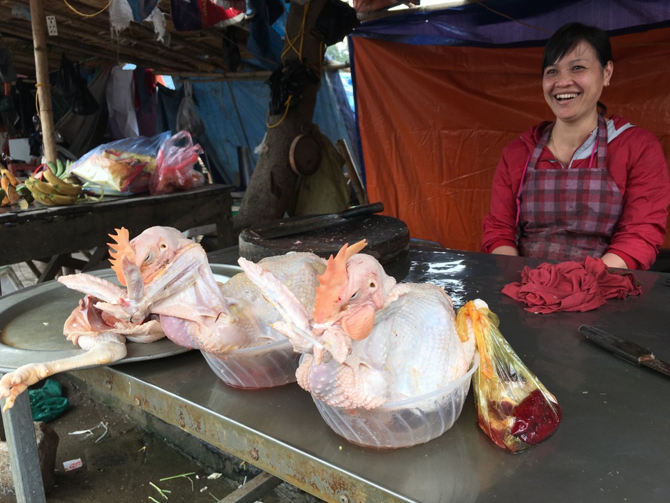 Ngày hội cúng gà toàn dân, tiệm nhỏ cũng bán trăm con ngày rằm - 1 Loáng một buổi sáng mấy chục con gà lễ chỉ còn 2 con