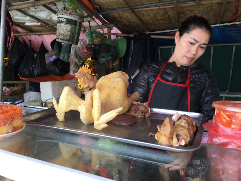 Ngày hội cúng gà toàn dân, tiệm nhỏ cũng bán trăm con ngày rằm - 6 Gà luộc sẵn bán cực tốt những ngày này vì tiện lợi lại đẹp mắt