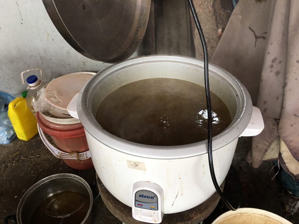 Ngày hội cúng gà toàn dân, tiệm nhỏ cũng bán trăm con ngày rằm - 7 Nồi luộc gà phải hoạt động cả ngày trời