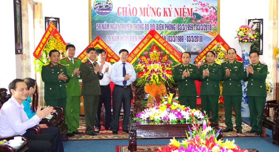 “Bảo vệ chủ quyền, phòng chống tội phạm trên tuyến biên giới” - 1 Ông Nguyễn Văn Thông - Phó Bí thư Tỉnh ủy Nghệ An thăm và chúc mừng các chiến sỹ Biên phòng Nghệ An.