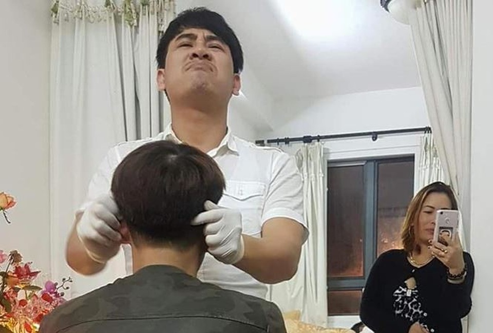 
Chữa câm điếc trong 5 phút bằng cách tát, ngoáy vào tai bệnh nhân 17 tuổi.
