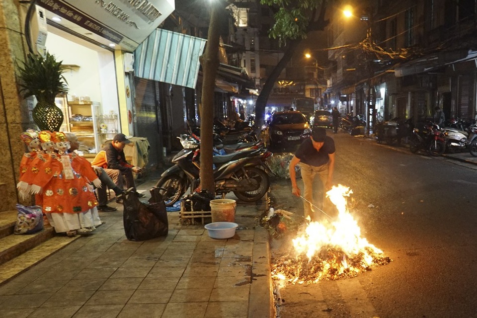 Lửa đốt vàng mã bập bùng khắp Hà Nội ngày rằm tháng Giêng - 1
Người dân đốt vàng mã ở khu phố cổ Hà Nội sau khi cúng lễ ngày rằm tháng Giêng.