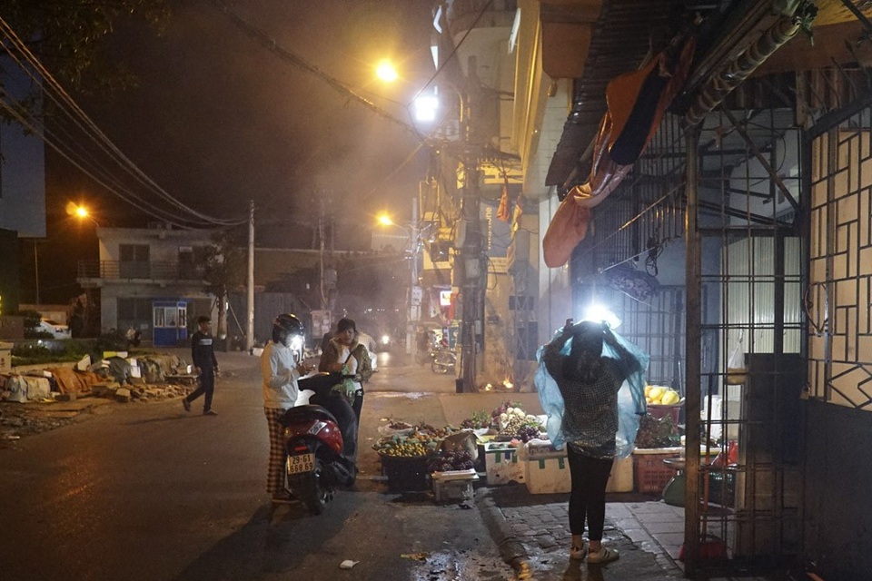 Lửa đốt vàng mã bập bùng khắp Hà Nội ngày rằm tháng Giêng - 10 Khói bốc lên mù mịt từ một đám đốt vàng mã ở một khu dân cư quận Thanh Xuân.