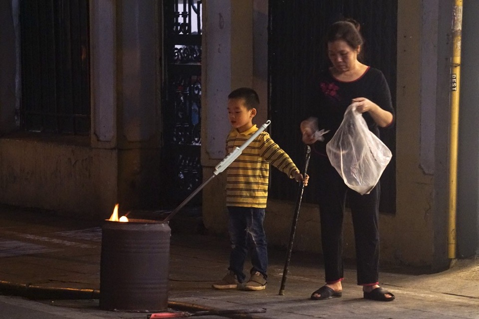Lửa đốt vàng mã bập bùng khắp Hà Nội ngày rằm tháng Giêng - 11 Lửa đốt vàng mã bập bùng khắp Hà Nội ngày rằm tháng Giêng - 11