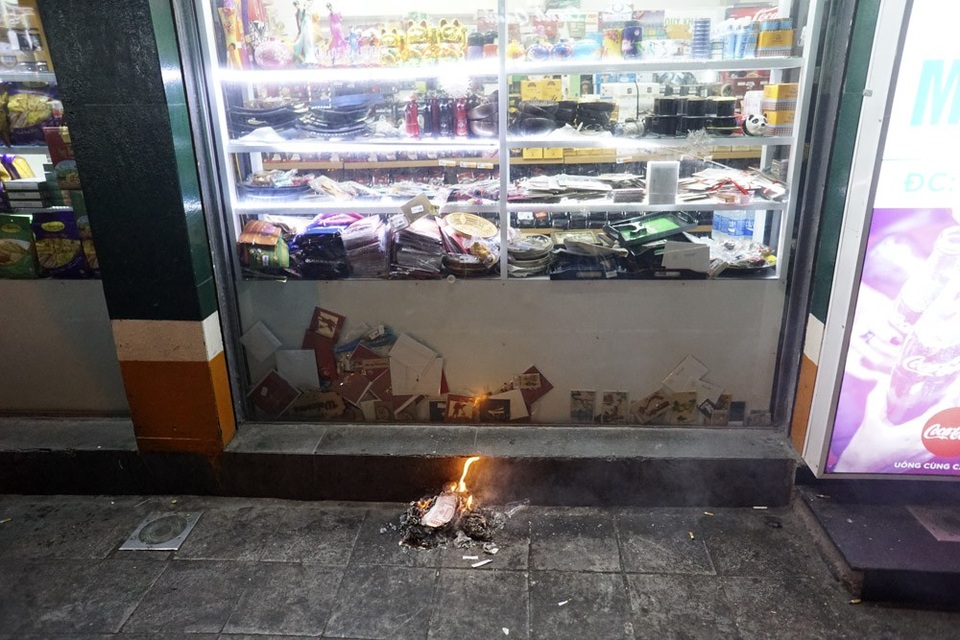 Lửa đốt vàng mã bập bùng khắp Hà Nội ngày rằm tháng Giêng - 12 Một đám vàng mã vừa được hóa trước cửa một siêu thị phố Cầu Gỗ.