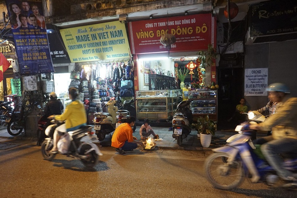 Lửa đốt vàng mã bập bùng khắp Hà Nội ngày rằm tháng Giêng - 13 Lửa đốt vàng mã bập bùng khắp Hà Nội ngày rằm tháng Giêng - 13