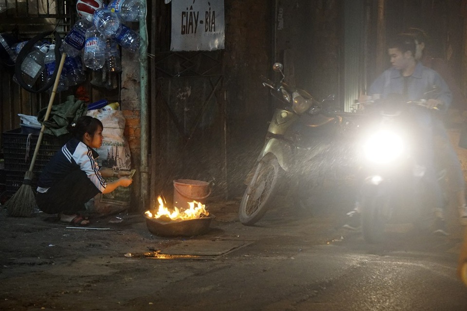 Lửa đốt vàng mã bập bùng khắp Hà Nội ngày rằm tháng Giêng - 14 Lửa đốt vàng mã bập bùng khắp Hà Nội ngày rằm tháng Giêng - 14