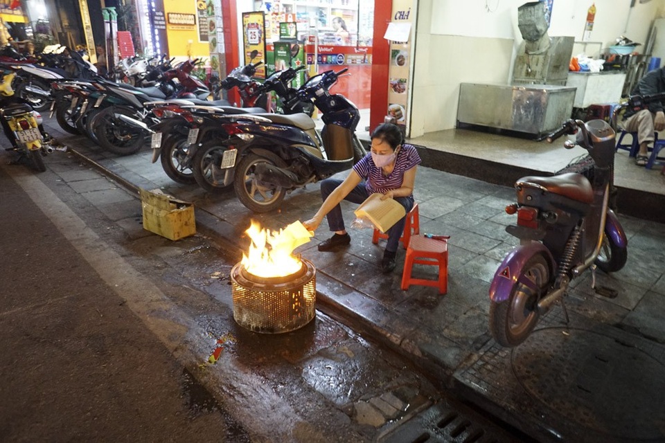 Lửa đốt vàng mã bập bùng khắp Hà Nội ngày rằm tháng Giêng - 3 Người dân hóa vàng trong thiết bị chuyên dụng.