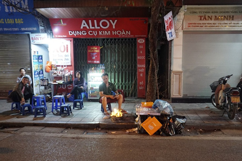 Lửa đốt vàng mã bập bùng khắp Hà Nội ngày rằm tháng Giêng - 4 Lửa đốt vàng mã bập bùng khắp Hà Nội ngày rằm tháng Giêng - 4