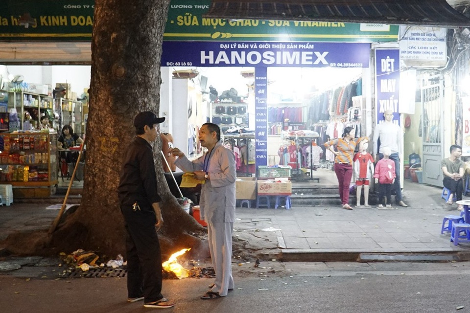 Lửa đốt vàng mã bập bùng khắp Hà Nội ngày rằm tháng Giêng - 7 Hóa vàng dưới lòng đường phố Lò Sũ.