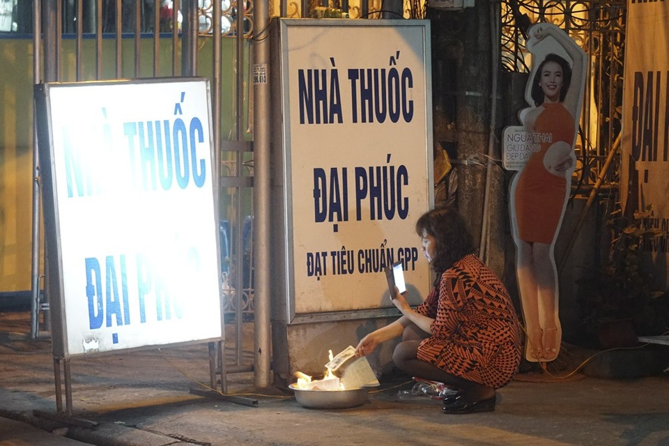 Lửa đốt vàng mã bập bùng khắp Hà Nội ngày rằm tháng Giêng - 8 Lửa đốt vàng mã bập bùng khắp Hà Nội ngày rằm tháng Giêng - 8