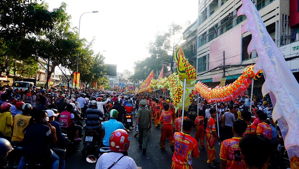 Đội nắng đón Tết Nguyên tiêu của người Hoa ở Chợ Lớn - 11 Đoàn diễu hành đi qua các con đường ở khu vực Chợ Lớn như Hải Thượng Lãn Ông, Châu Văn Liêm, Nguyễn Trãi... sau đó về Trung tâm văn hoá quận 5 để tổ chức đêm hội Nguyên Tiêu.